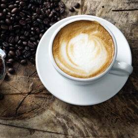 cafe kaffee frisch zubereitet bohnen schaum lecker